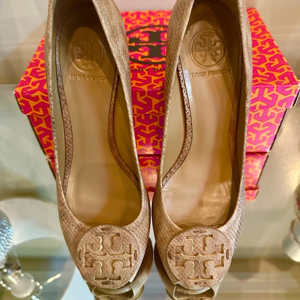 Tory Burch Sally 2 Women's Tan Snake Embossed Wedge Heels 9 Excellent! - Picture 9 of 9